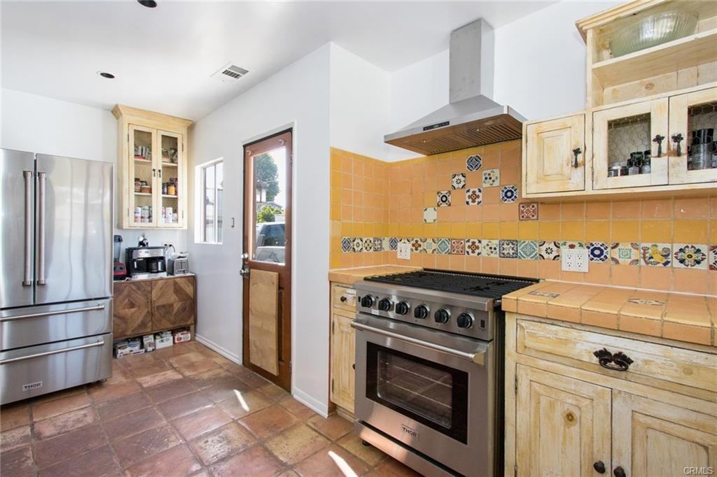 211 N Frederic St - Photo 3 of 8