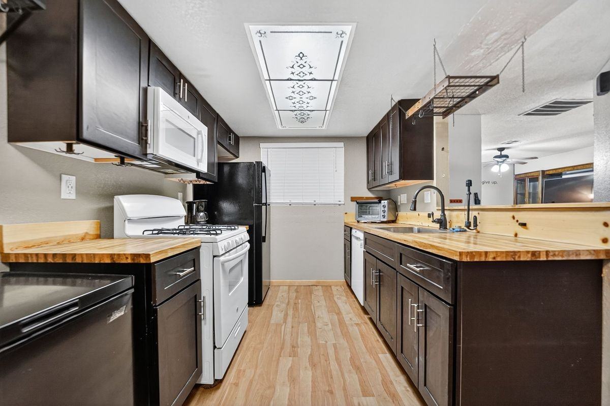 453 N Lamb Blvd ##D - Photo 3 of 15