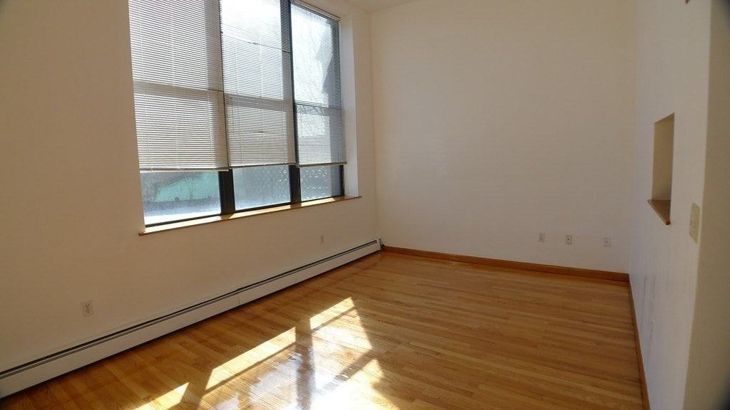 60 Gibson St - Photo 4 of 13