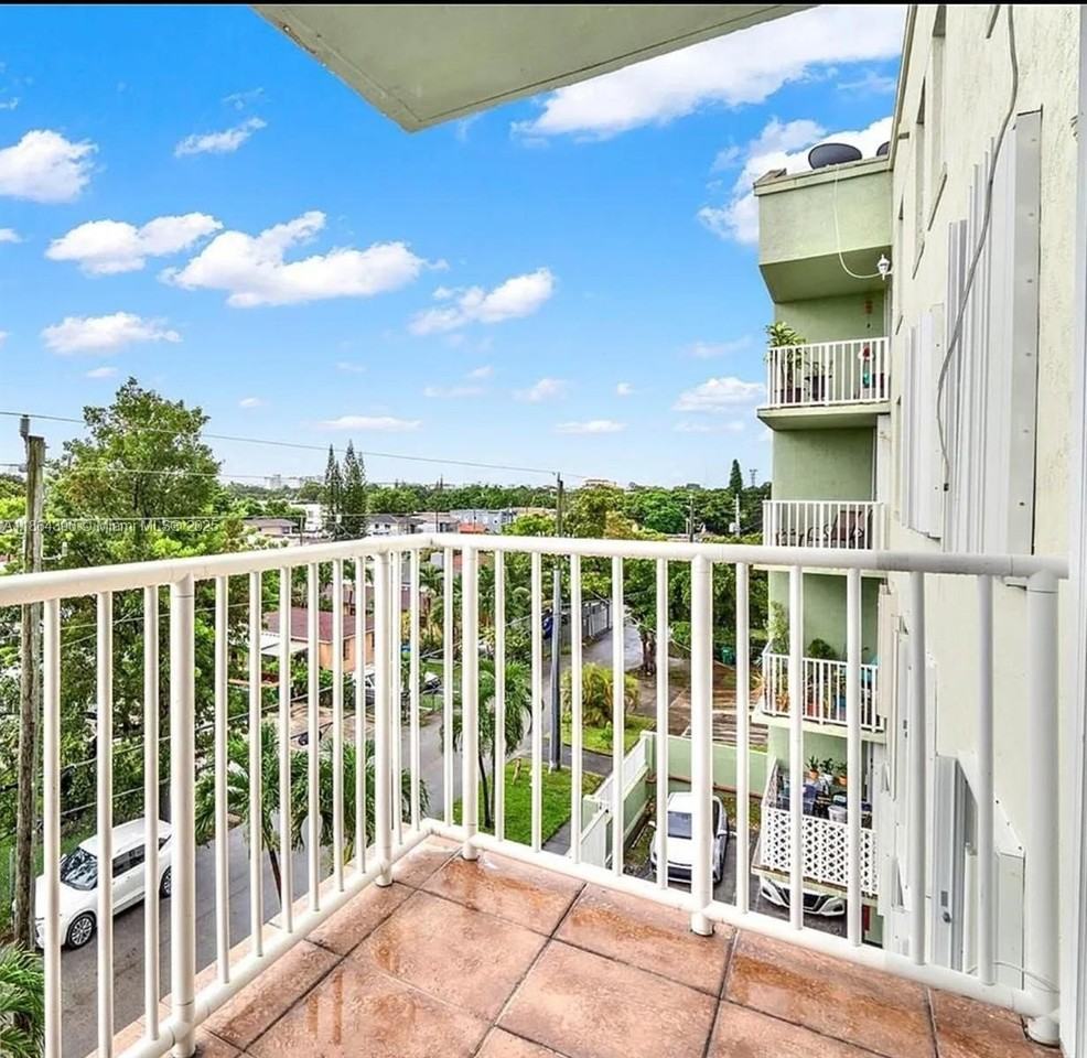 616 Northwest 26th Avenue - Photo 3 of 12