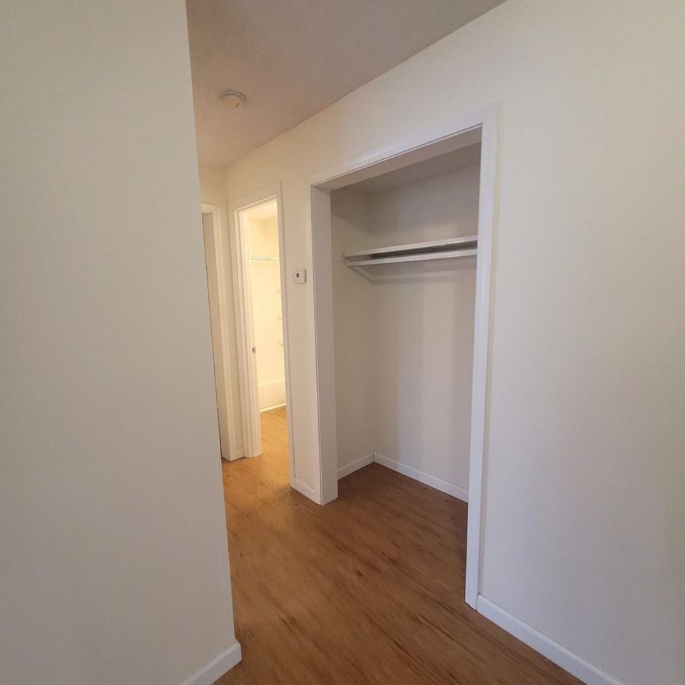 Super cute and Spacious Two - Photo 6 of 13