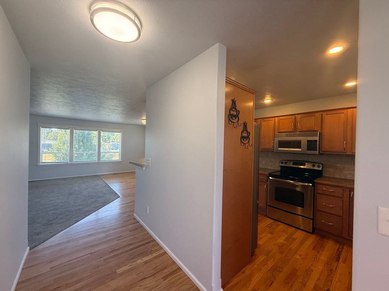 4511 N Hutchinson Ln - Photo 4 of 25
