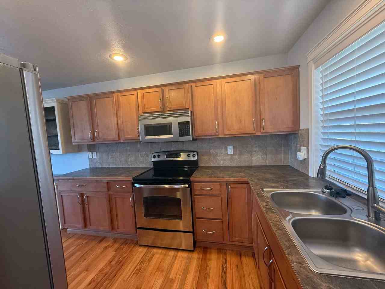 4511 N Hutchinson Ln - Photo 5 of 25