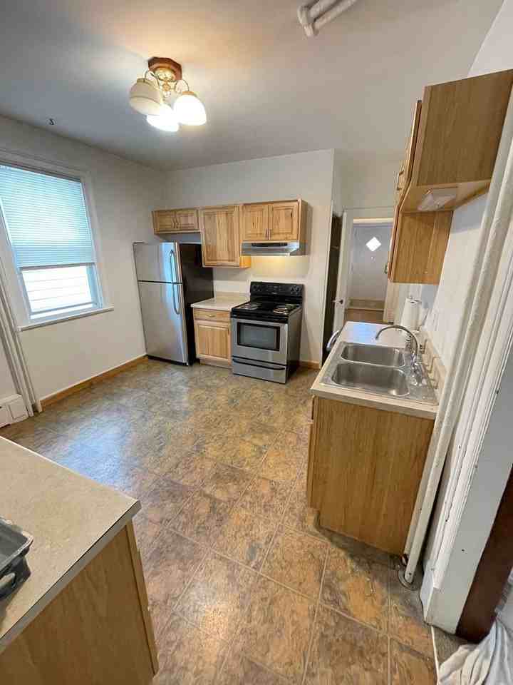 530 N 16th Ave E - Photo 4 of 27