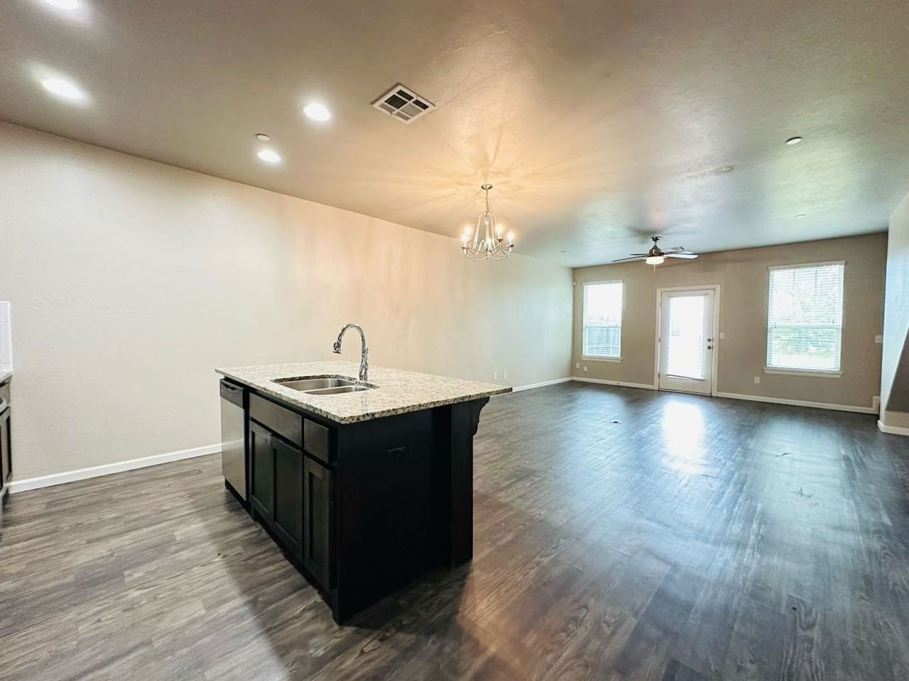 747 Sw 14th St - Photo 4 of 42