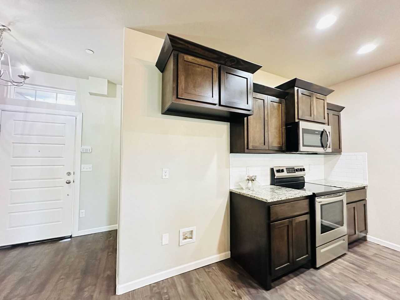 747 Sw 14th St - Photo 5 of 42