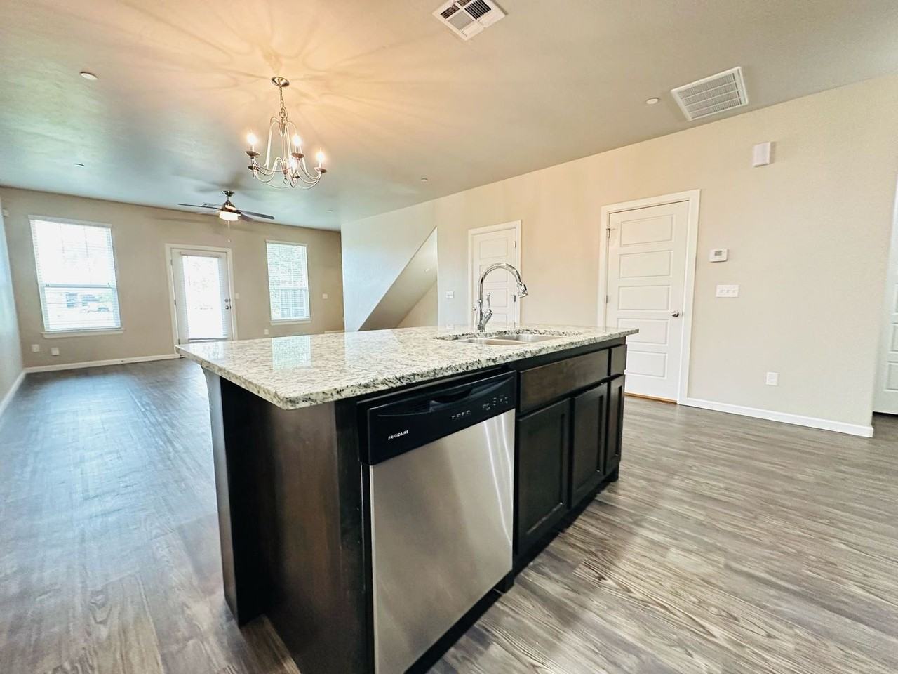 747 Sw 14th St - Photo 6 of 42