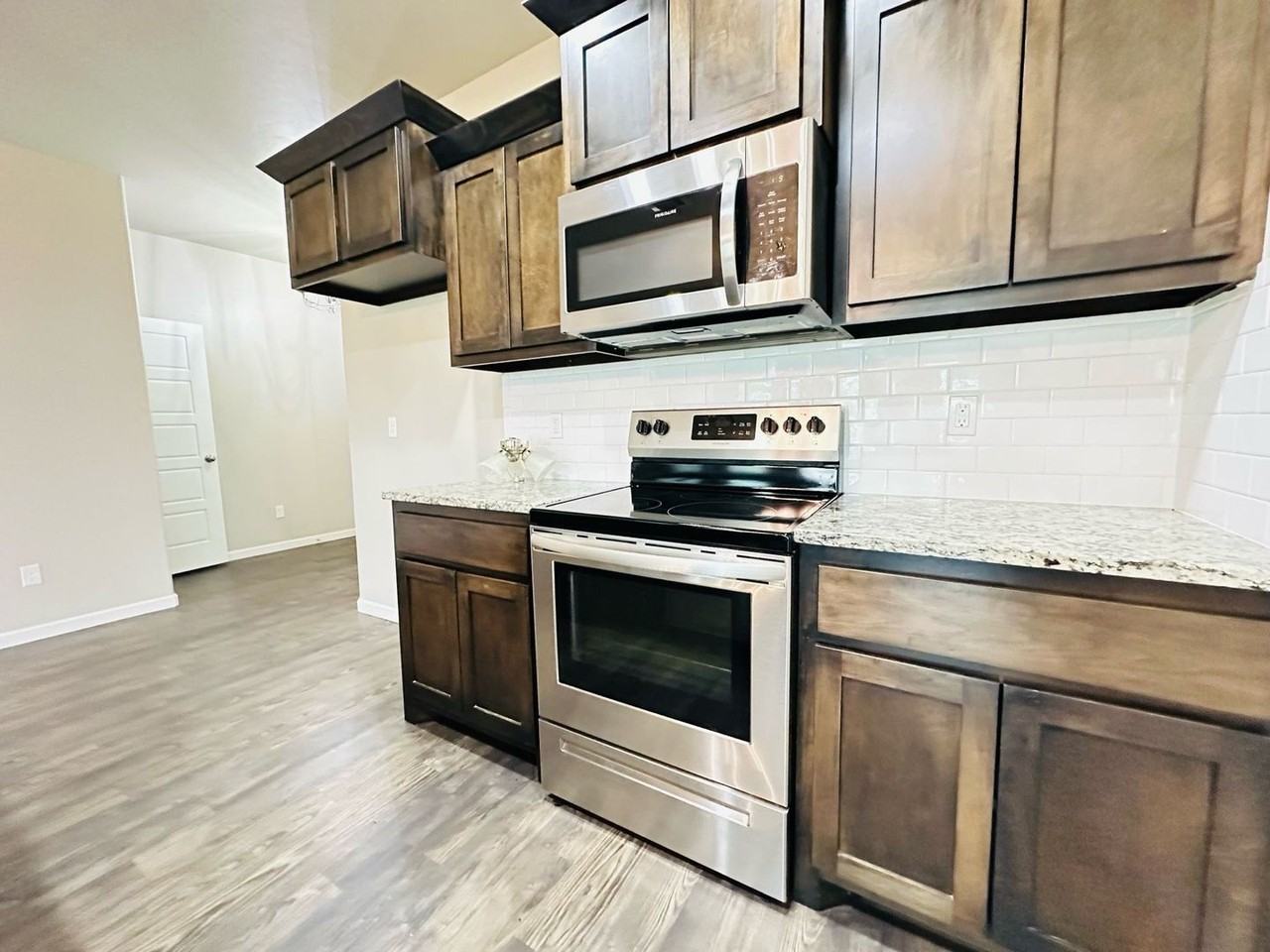 747 Sw 14th St - Photo 7 of 42