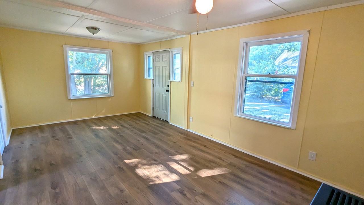 1237 Francis Ave - Photo 2 of 9