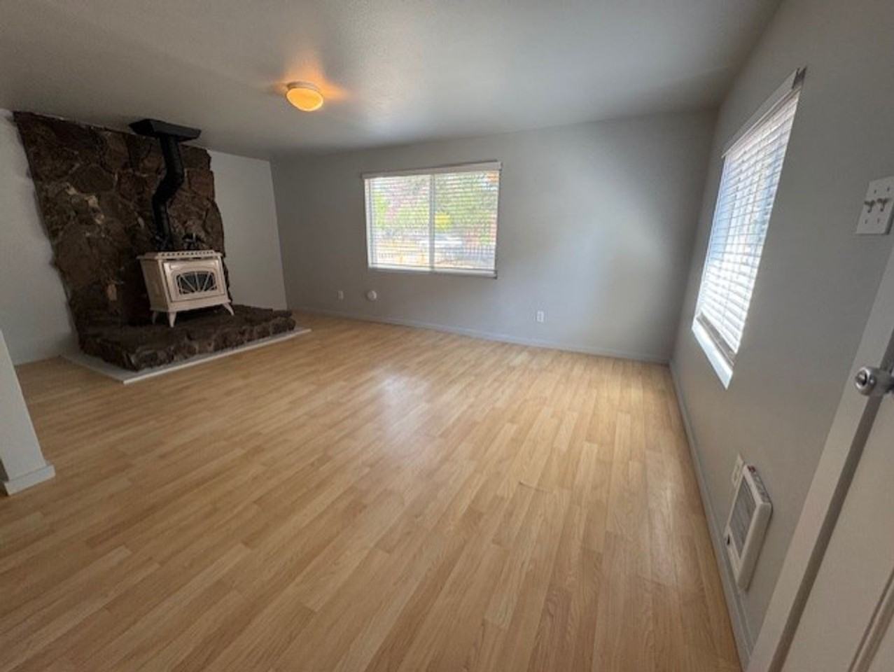 1453 Nw Elgin Ave - Photo 4 of 12