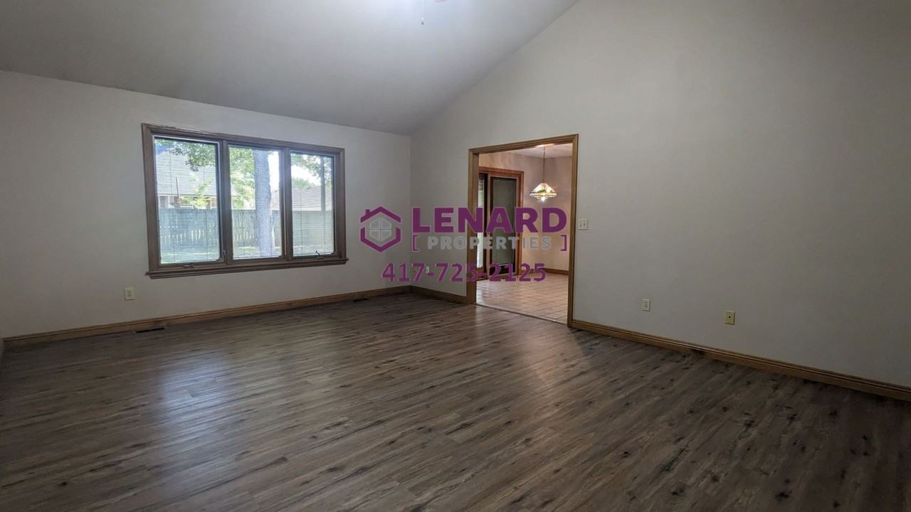 1070 W Woodbine St - Photo 3 of 19