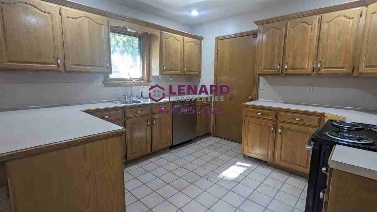 1070 W Woodbine St - Photo 7 of 19