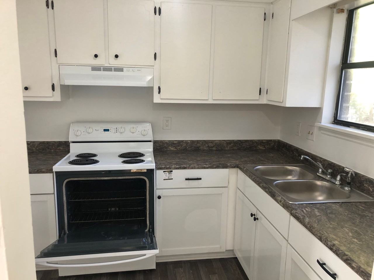 Huge 3 bed 2 full bath in Summerville! - Photo 4 of 8