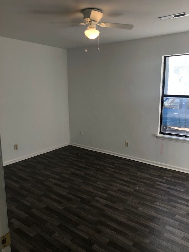 Huge 3 bed 2 full bath in Summerville! - Photo 6 of 8