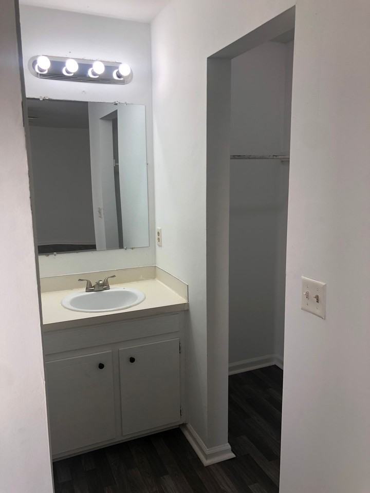 Huge 3 bed 2 full bath in Summerville! - Photo 7 of 8