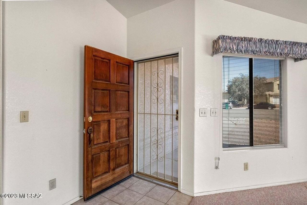 5554 W Carriage Dr - Photo 4 of 22