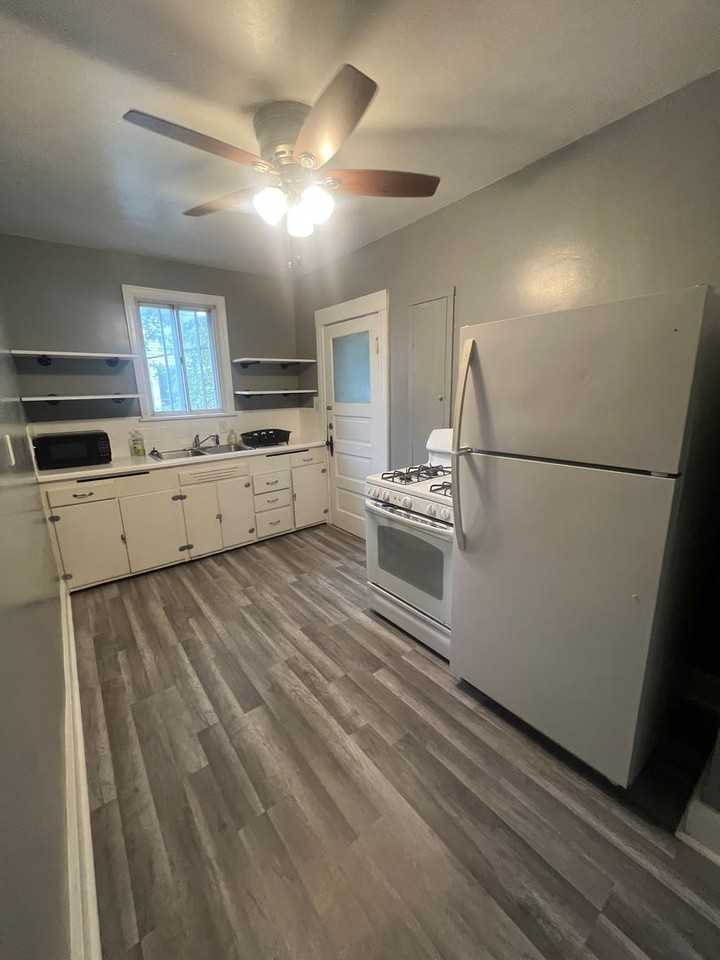 1401 S Spring St - Photo 3 of 5