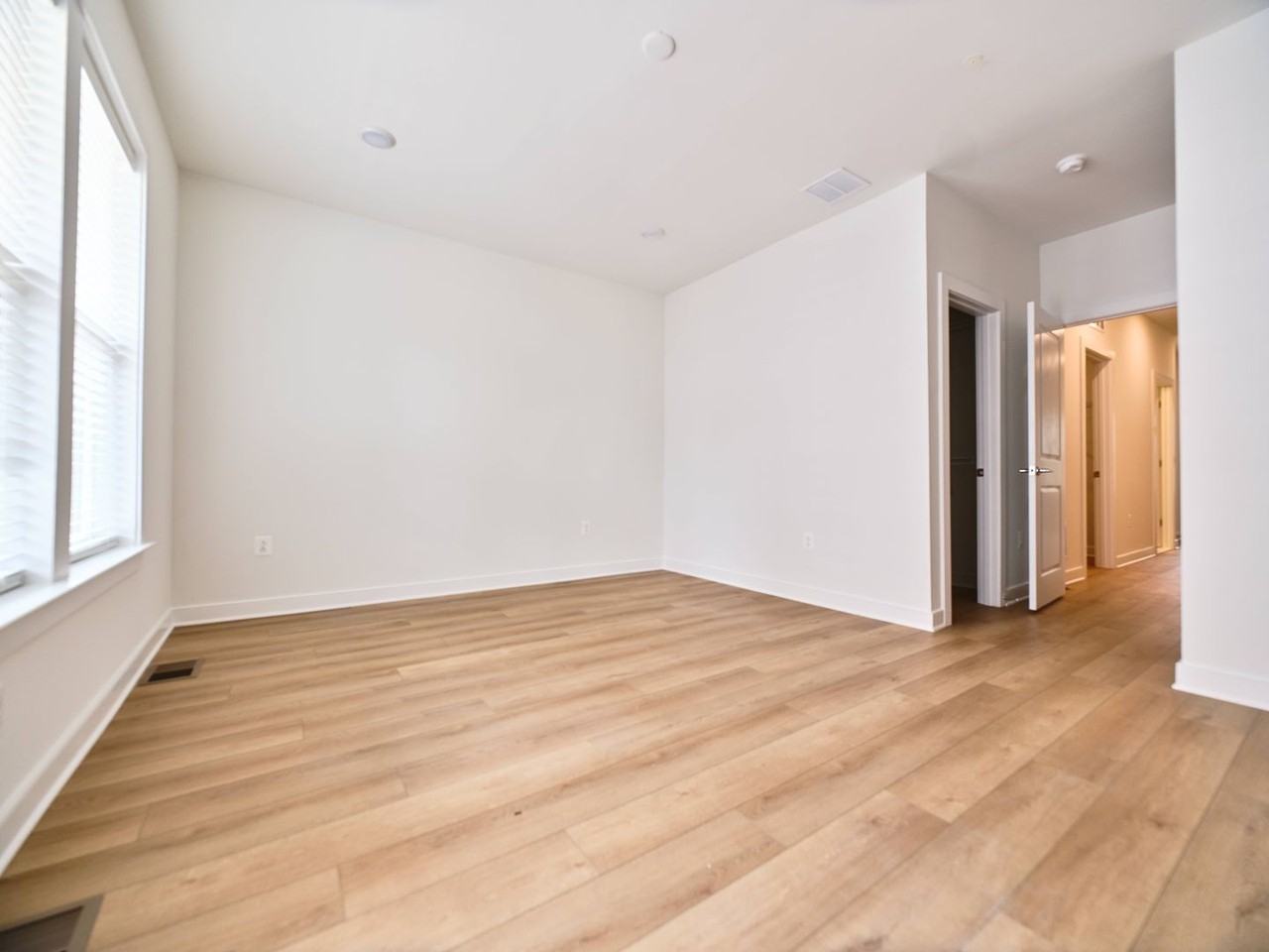 16076 Frederick Rd - Photo 4 of 30