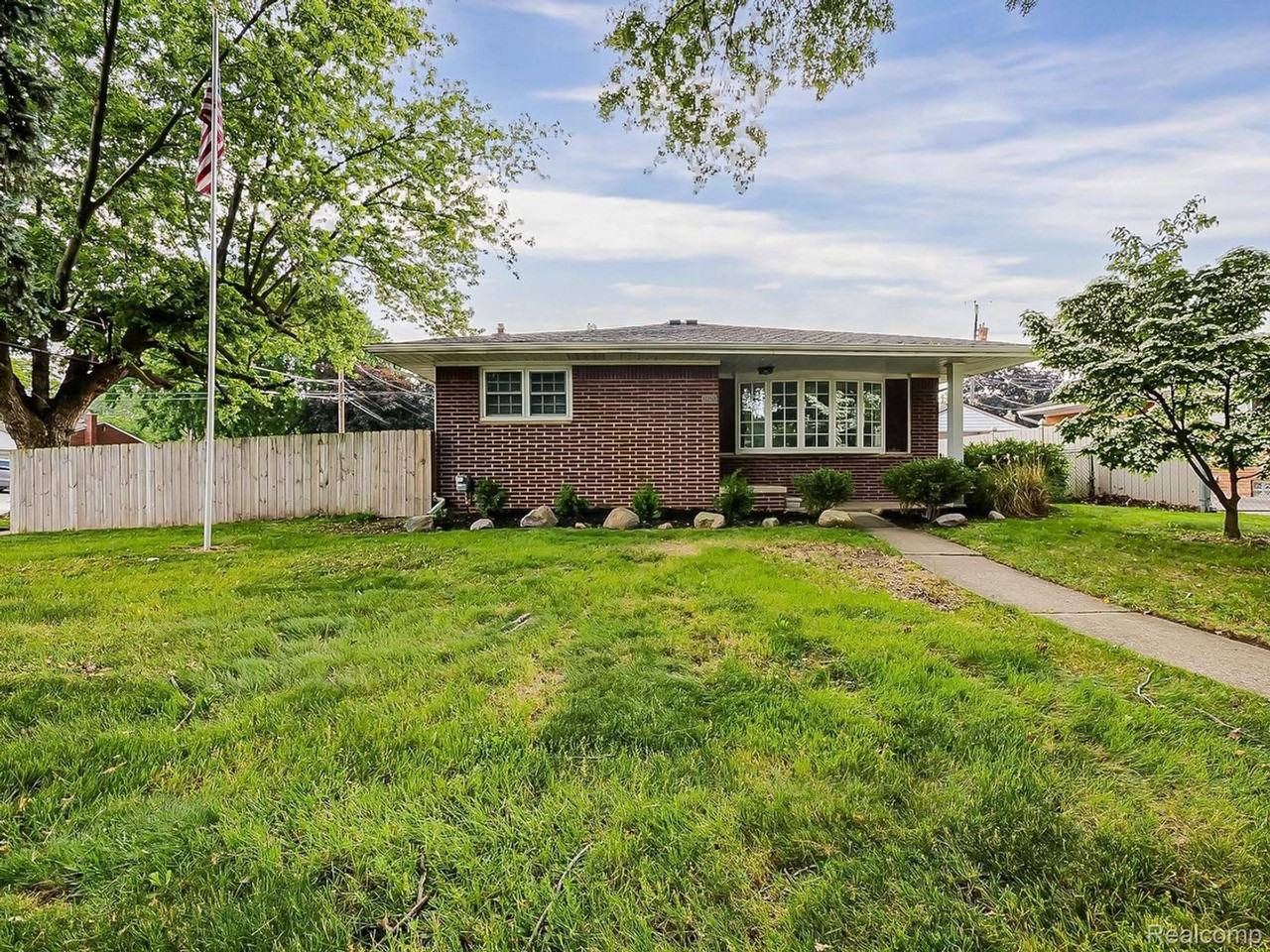 24620 Wood St - Photo 2 of 32