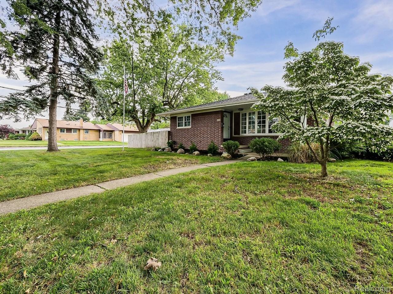 24620 Wood St - Photo 3 of 32