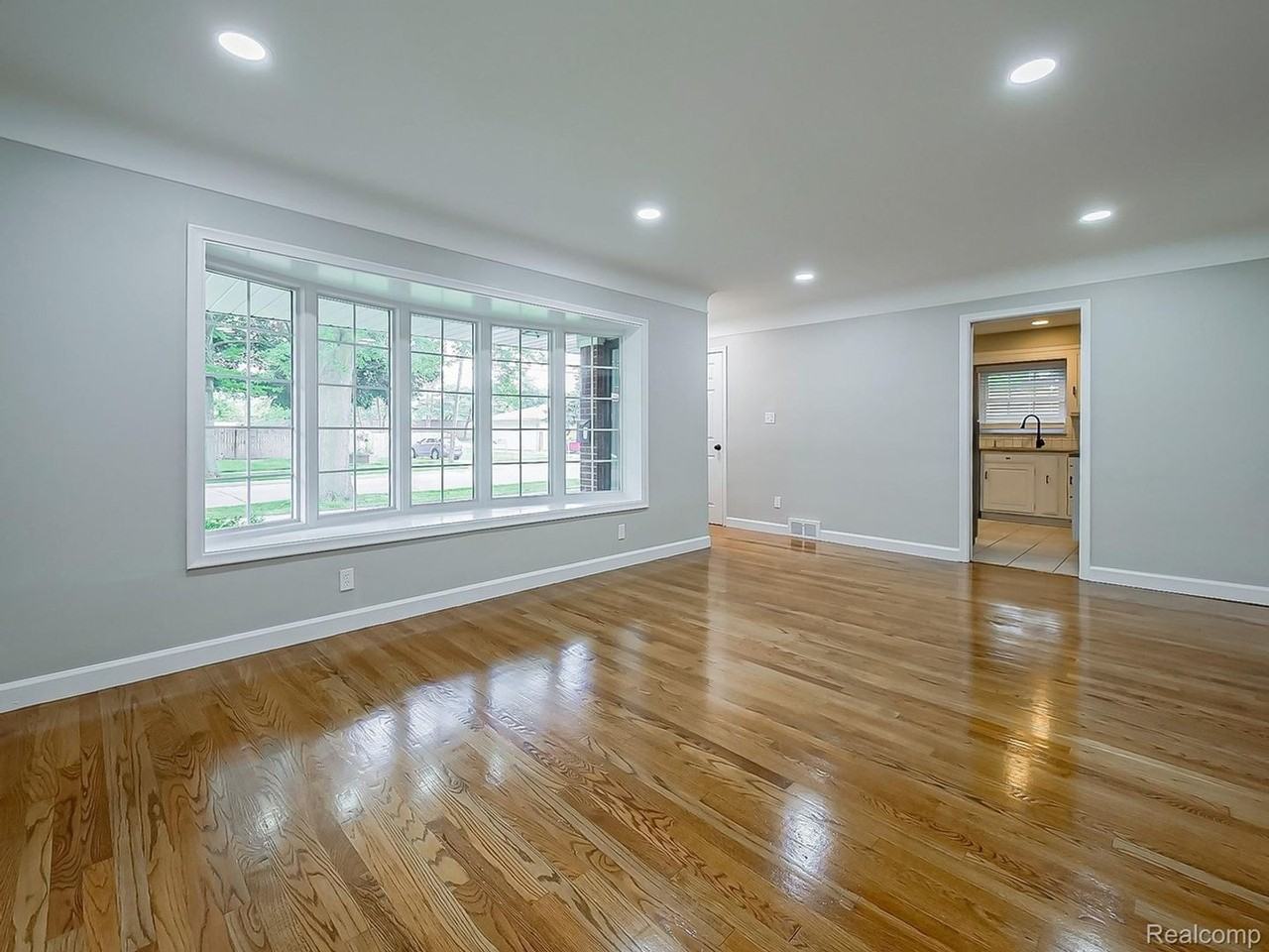 24620 Wood St - Photo 5 of 32