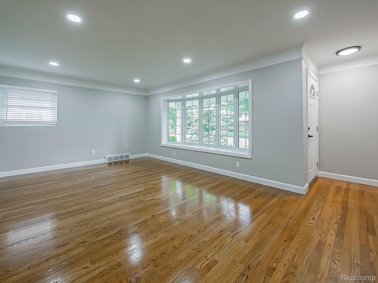 24620 Wood St - Photo 6 of 32