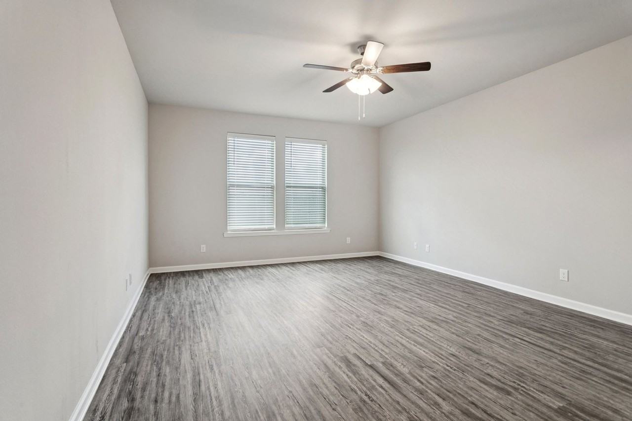 5653 Oakworth St - Photo 5 of 13