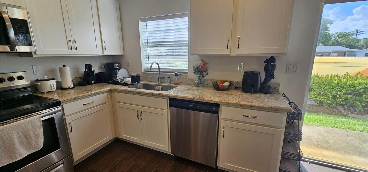 1129 Nw 41st Ln - Photo 3 of 20