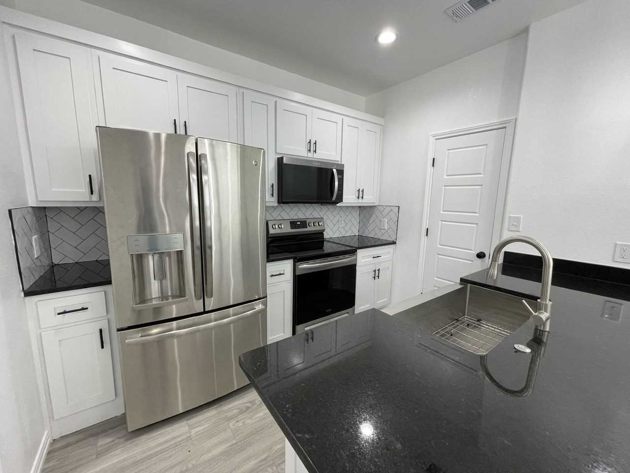 3307 3307 Collin St - 3307 Collin St - Photo 3 of 17