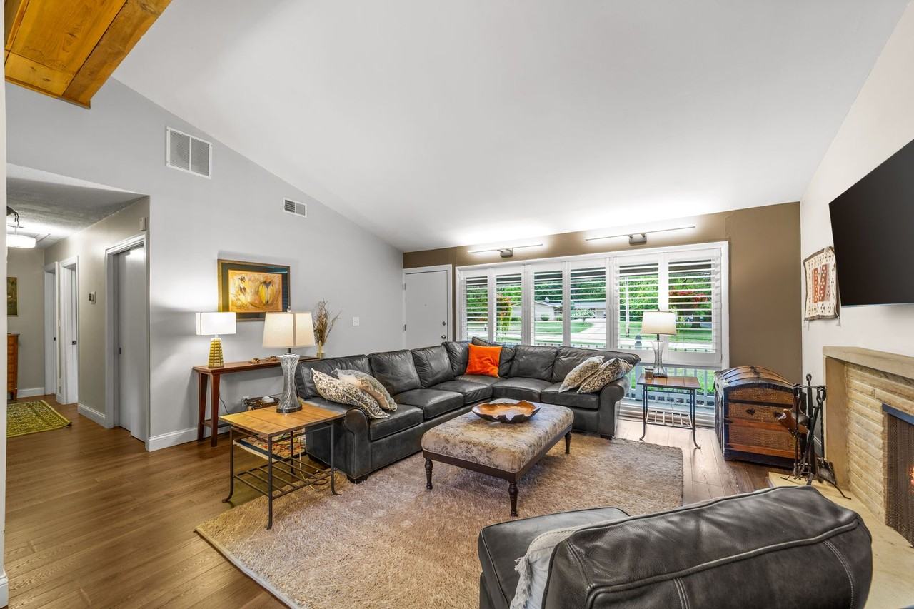 557 Edinborough Dr - Photo 2 of 31