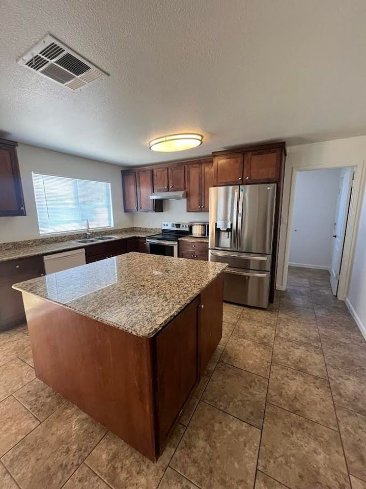 7222 W Caron Dr - Photo 3 of 9