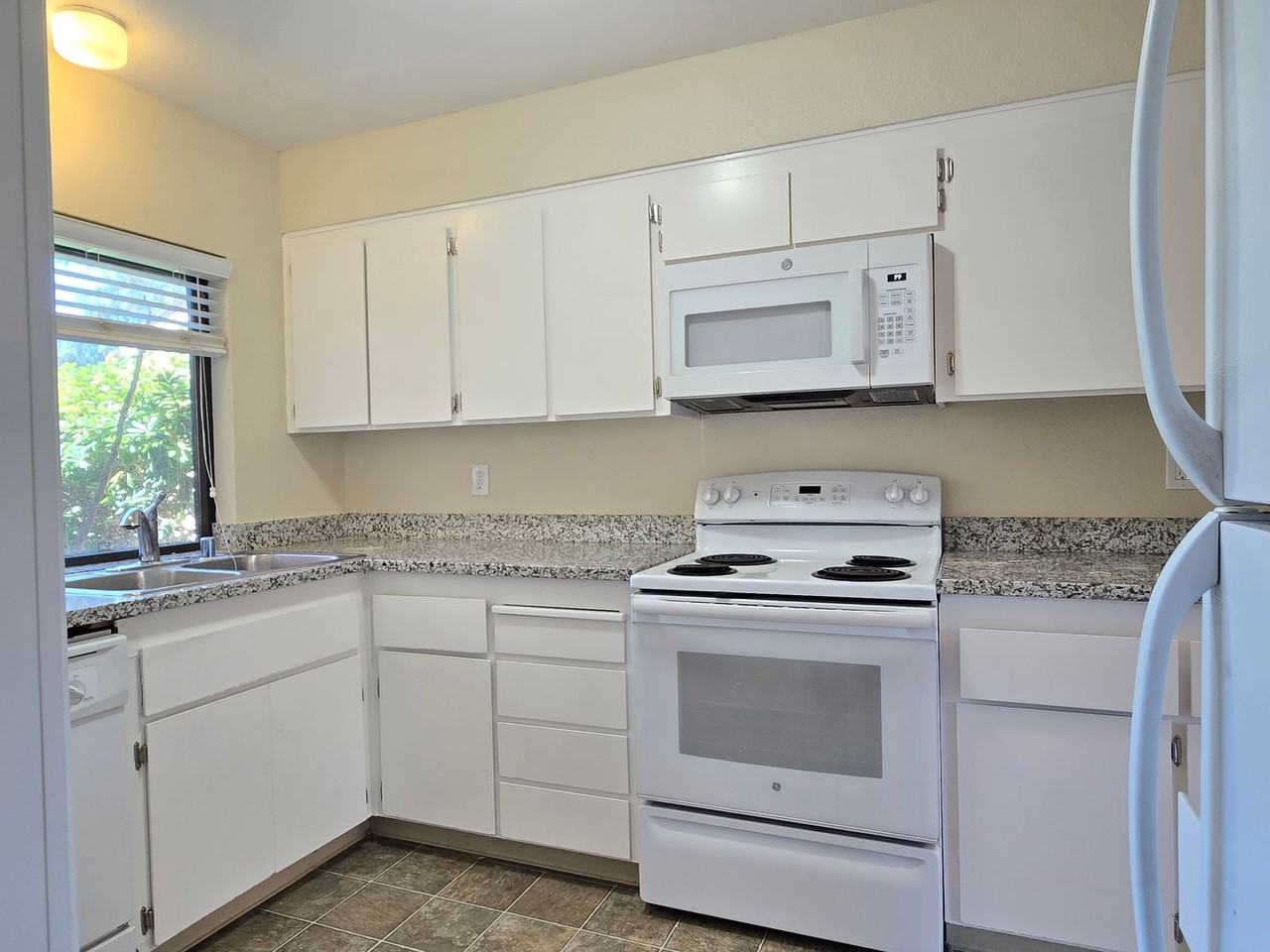 6656 Copperwood Cir - Photo 3 of 11