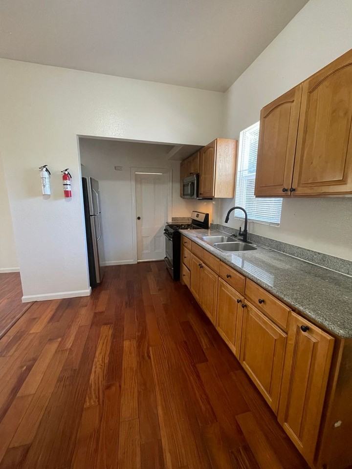 2924 Filbert St - Photo 3 of 11