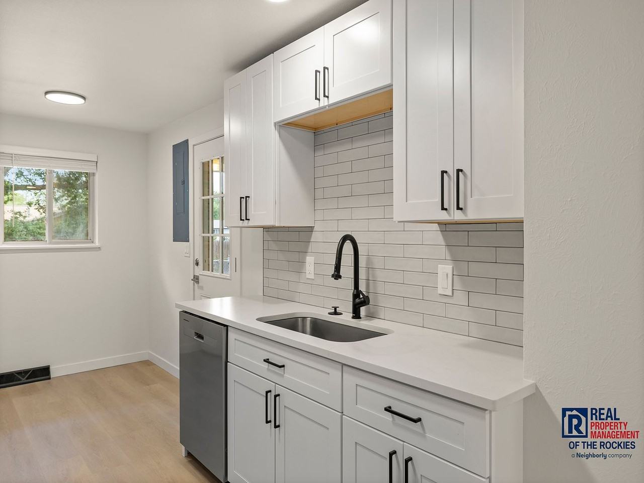 1204 Castlerock Dr - Photo 4 of 16