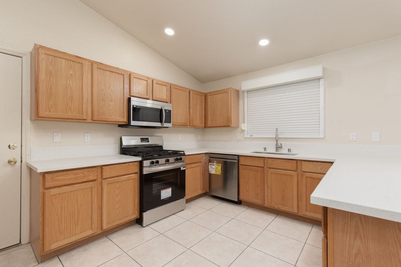 3445 Blue Ash Ln - Photo 3 of 28