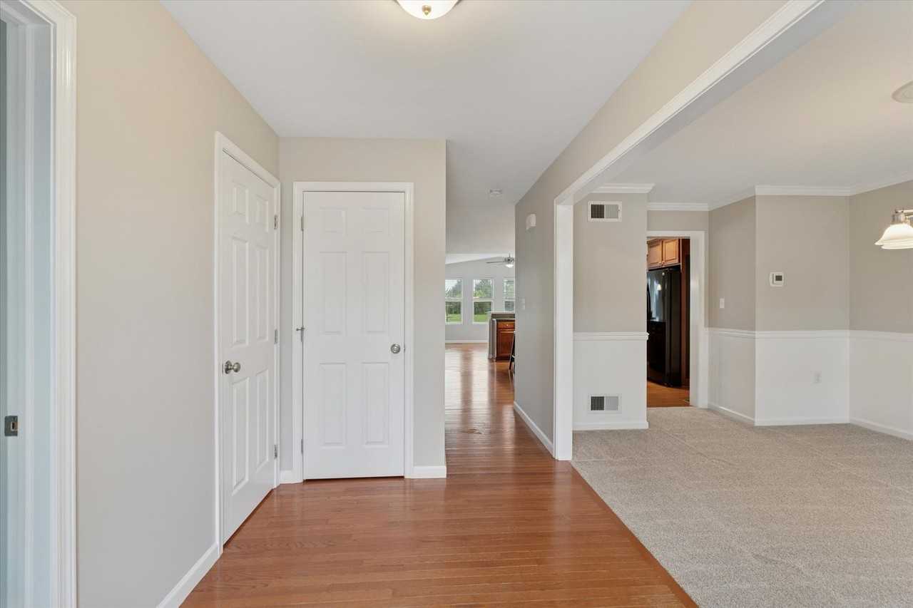 119 Whitehorse Dr - Photo 2 of 39