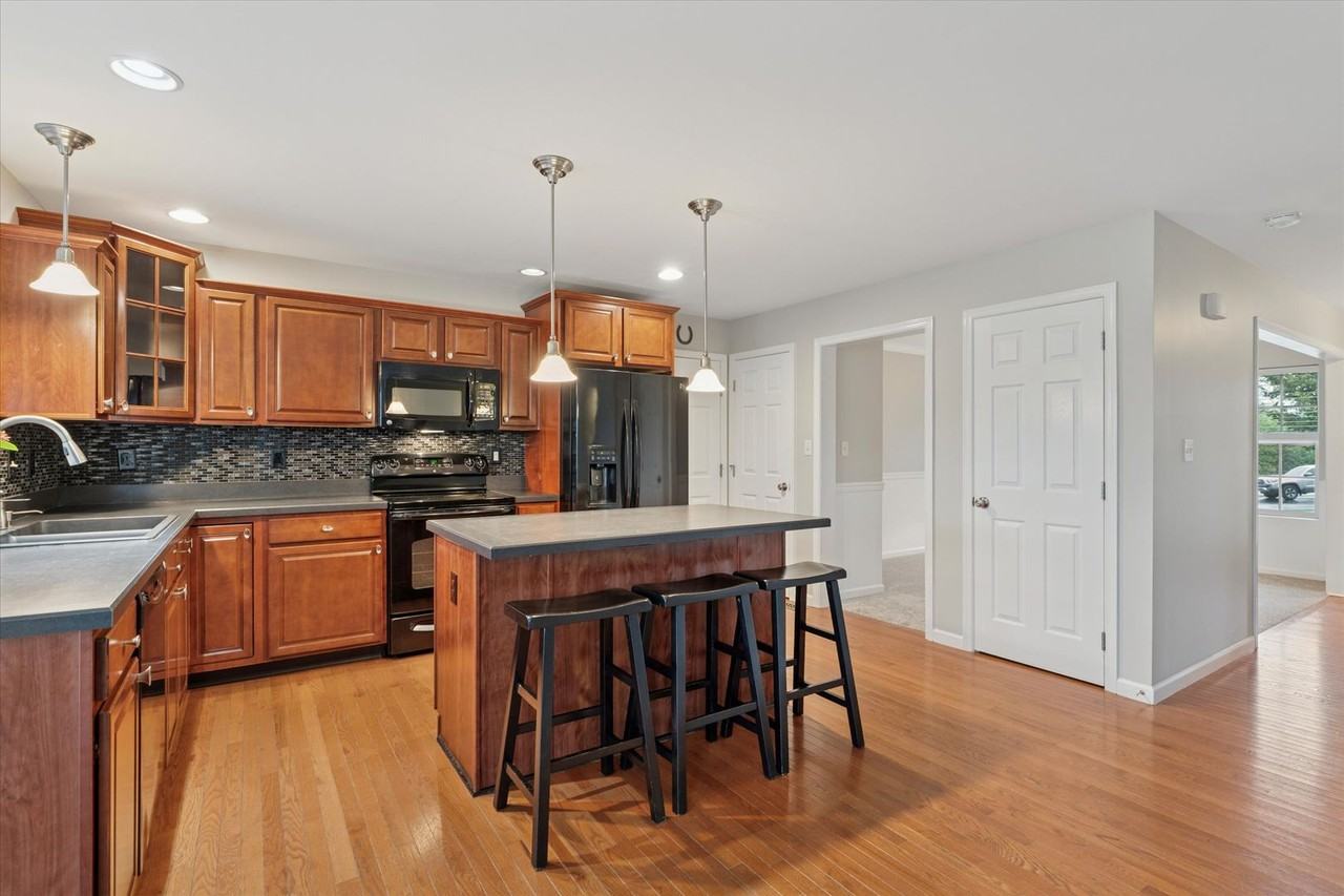 119 Whitehorse Dr - Photo 3 of 39