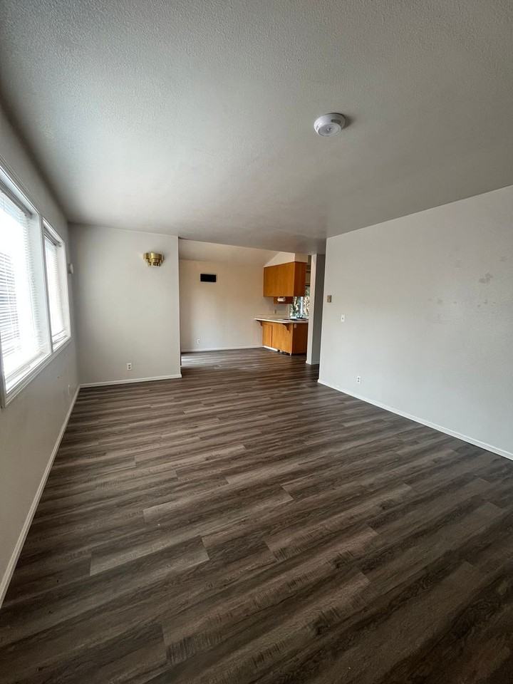 6897 Thurston Rd - Photo 6 of 17