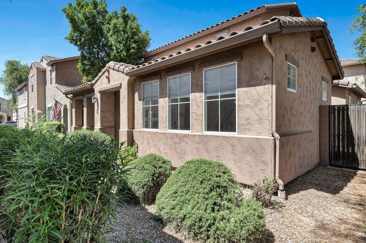 10132 E Isleta Ave - Photo 2 of 28