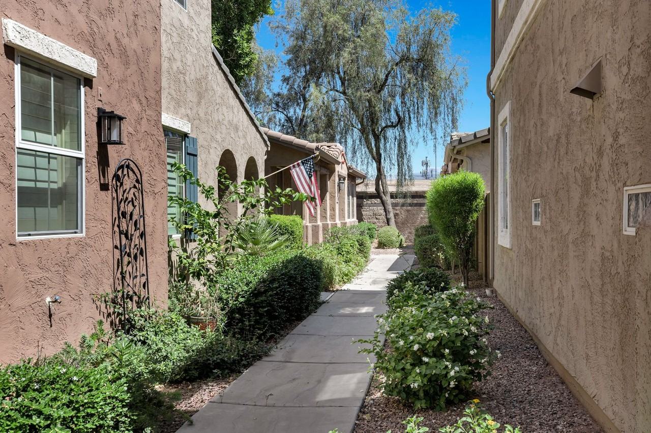 10132 E Isleta Ave - Photo 3 of 28
