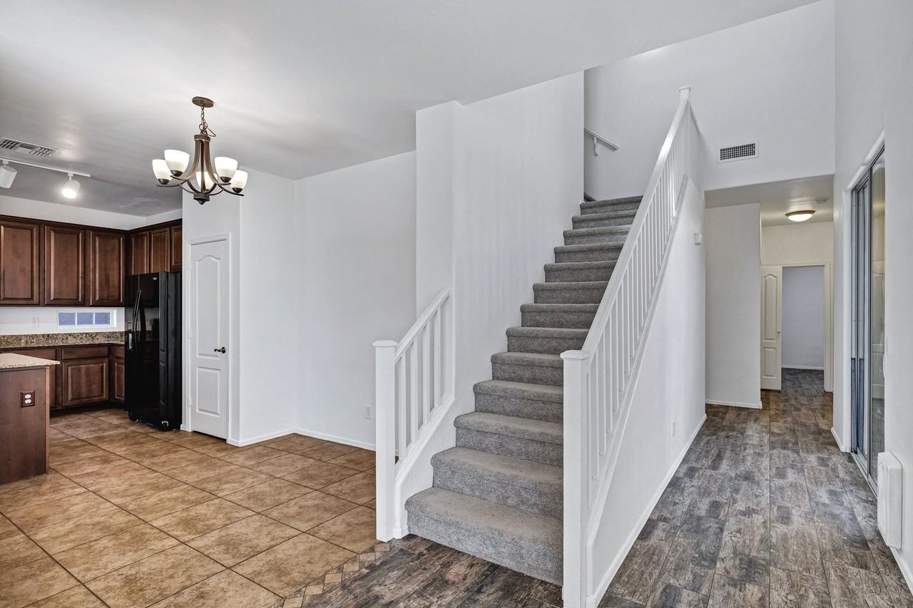 10132 E Isleta Ave - Photo 6 of 28