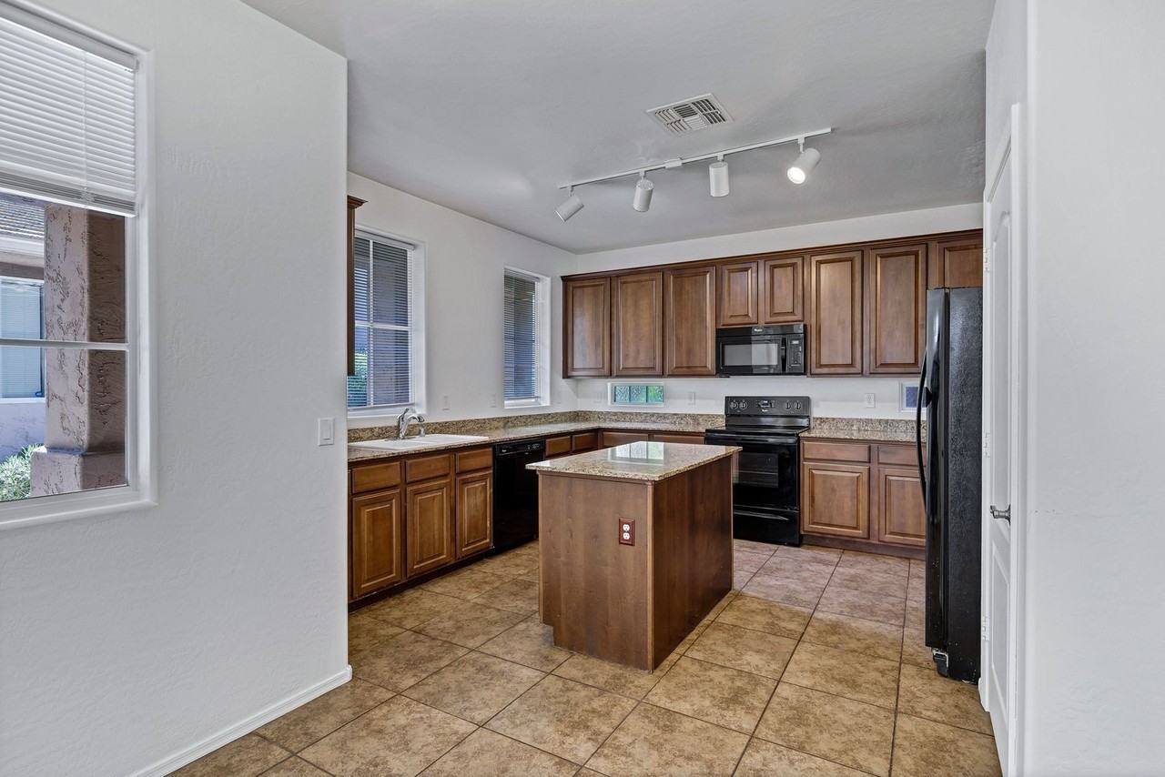 10132 E Isleta Ave - Photo 7 of 28