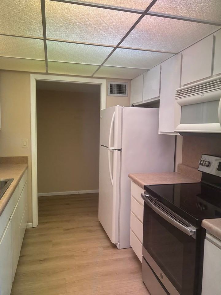 13720 N 98th Ave #E - Photo 3 of 17