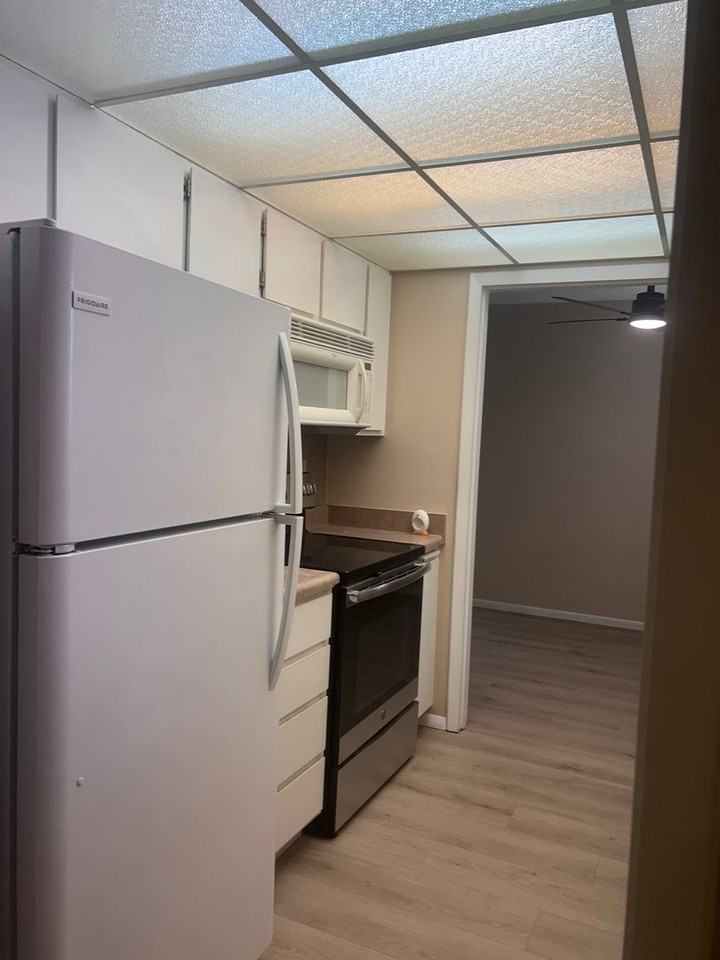 13720 N 98th Ave #E - Photo 6 of 17