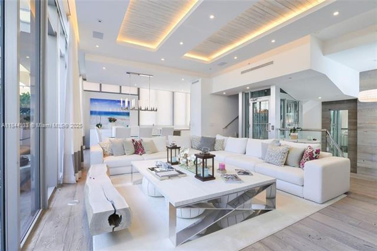 9501 9501 Collins Ave appt 1 - Photo 2 of 16