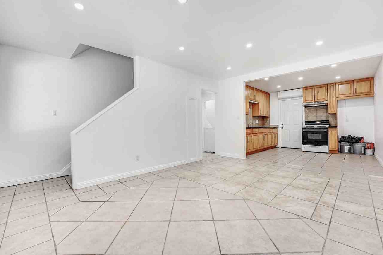 4 Bedroom West Lancaster - Photo 2 of 40