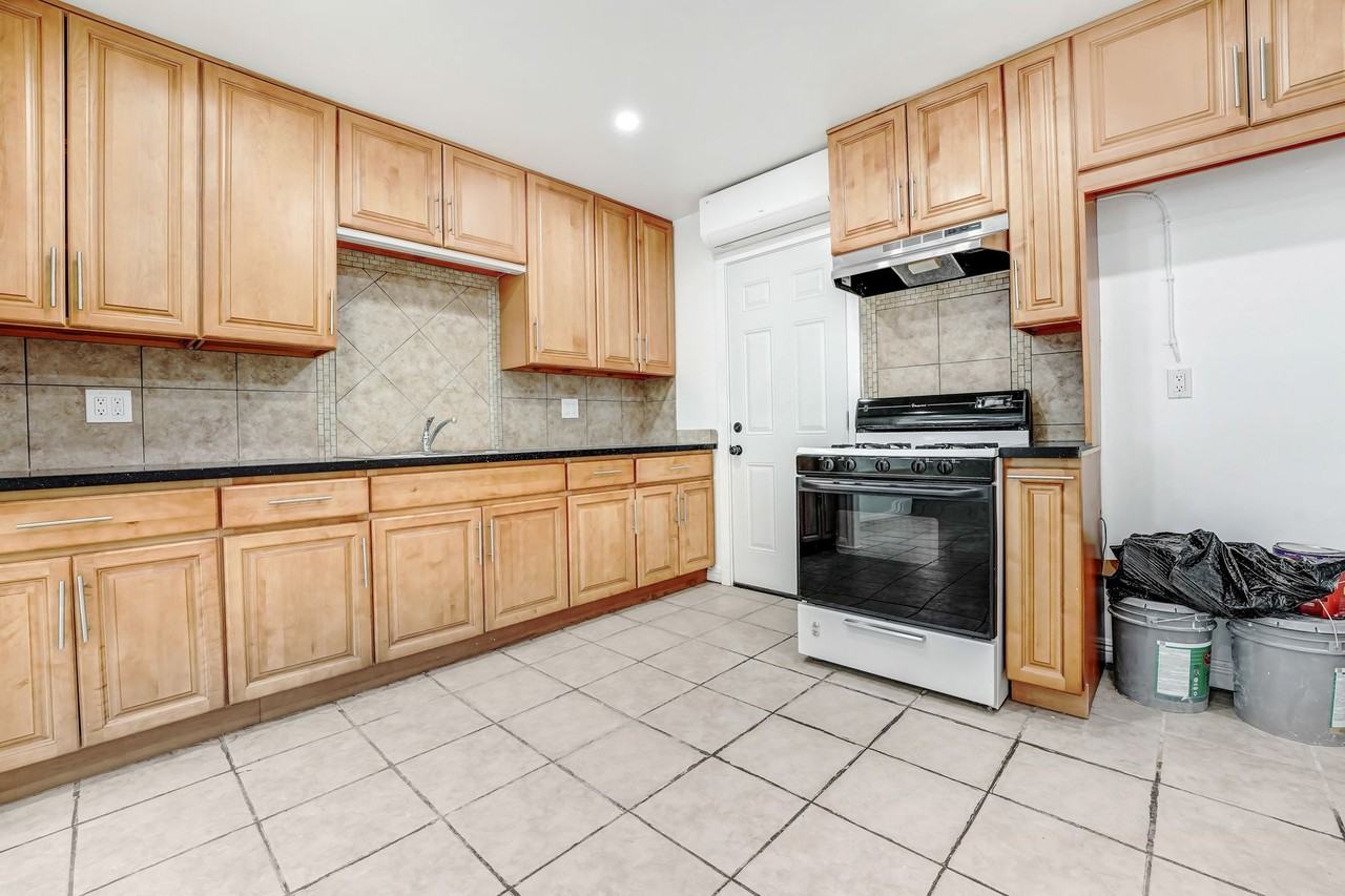 4 Bedroom West Lancaster - Photo 3 of 40