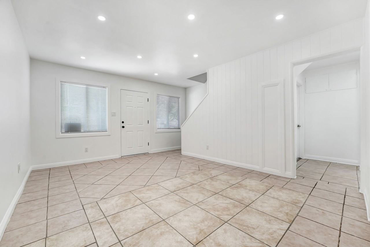 4 Bedroom West Lancaster - Photo 4 of 40