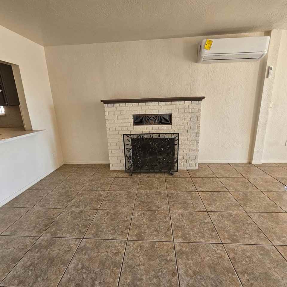 4810 West 8th Street - Photo 4 of 20