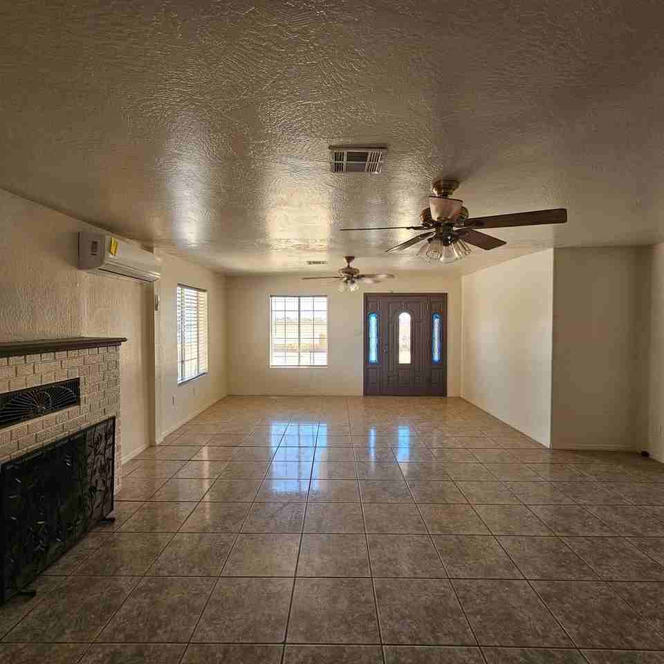 4810 West 8th Street - Photo 7 of 20